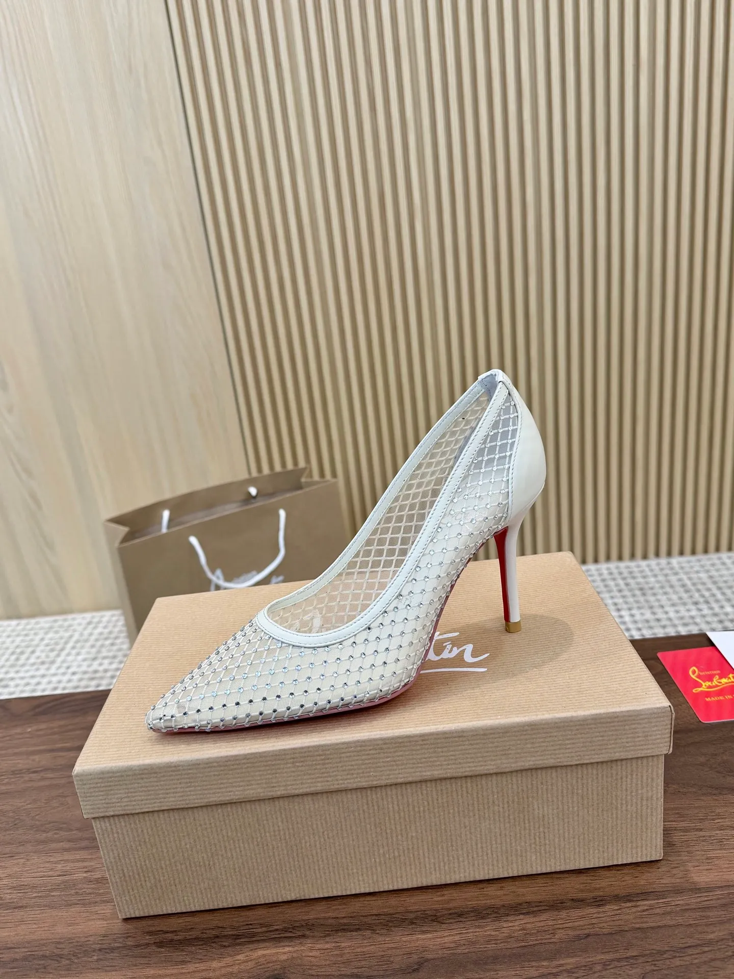 👟👟Ex-factory price 440👟👟 Genuine leather sole +40 Year-round shipment💝Christian Louboutin CL👠 Classic "💎Cow Patent Leather💎Series" noble and luxurious, real blingbling✨ Real materials, all customized by the pattern maker, and the materials are made of original customized materials, achieving the taste of the original 6 color options💍 Upper: imported 👉cow patent leather💪 lining: sheepskin foot pad/lining code number: 34-40.41.42 heel height: two options: 10.5cm and 8.5cm